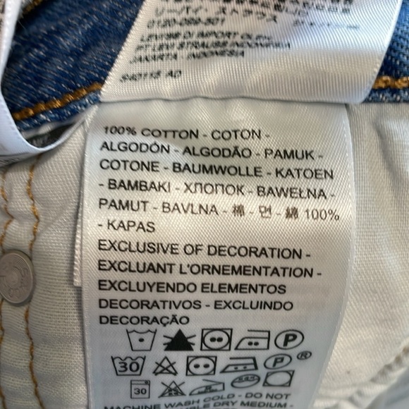 Levi's 501 NWOT Button Up Medium Wash Fringe High Rise Denim Shorts Size 28 - Picture 4 of 7